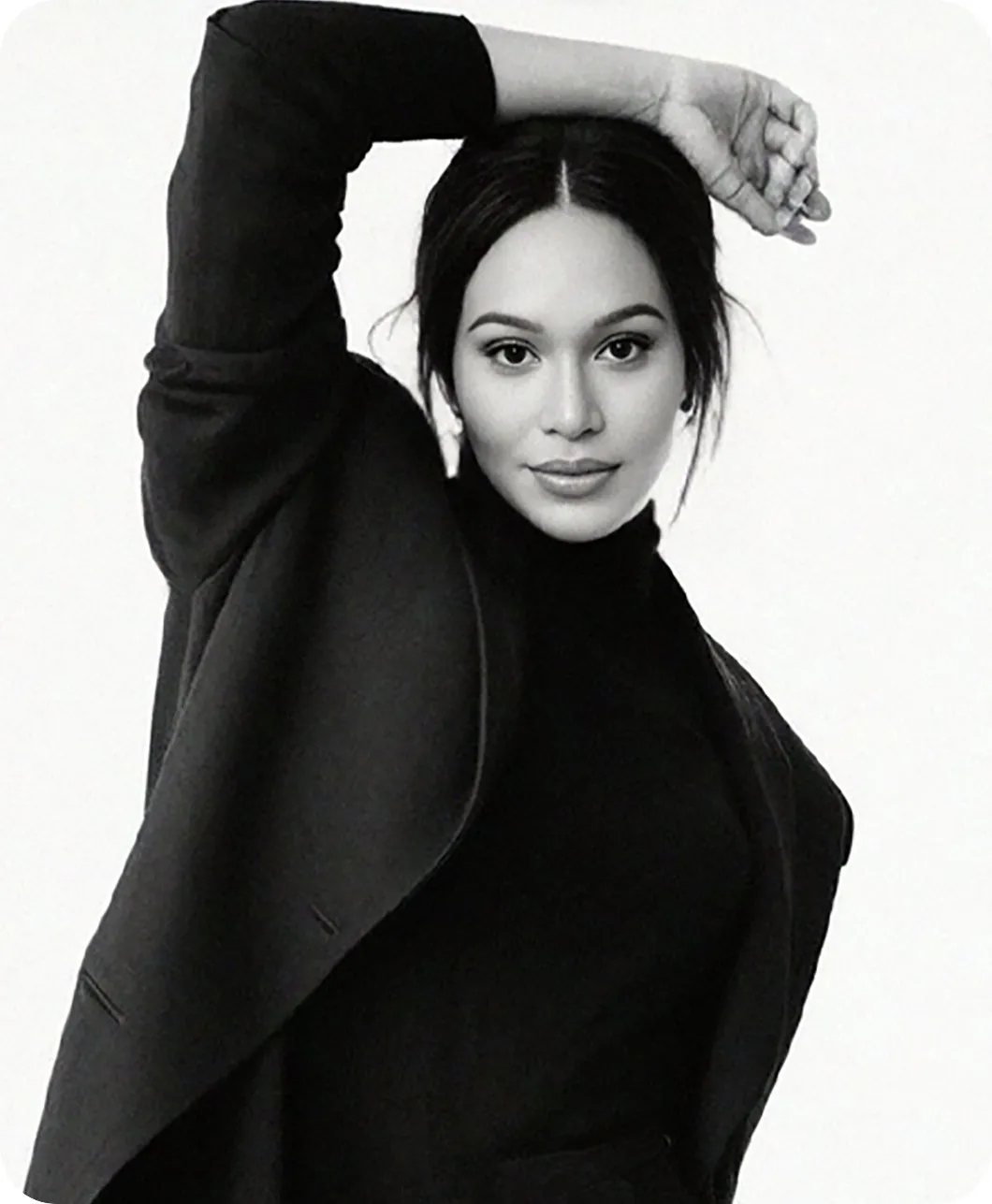 Retrato en blanco y negro de Alejandra Santamaria, fundadora de la clínica.